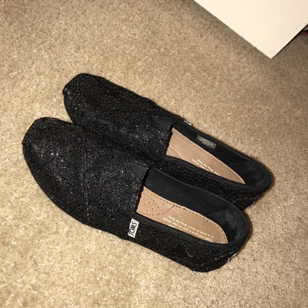 Women’s TOMS size 6
